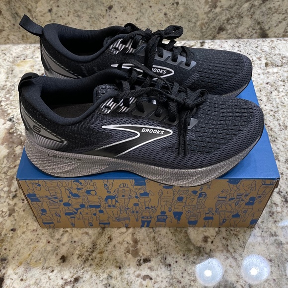 NWT Women's Brooks Levitate 6 Black/Blackened Pearl Running Sneaker (Size 7.5) - Picture 6 of 11